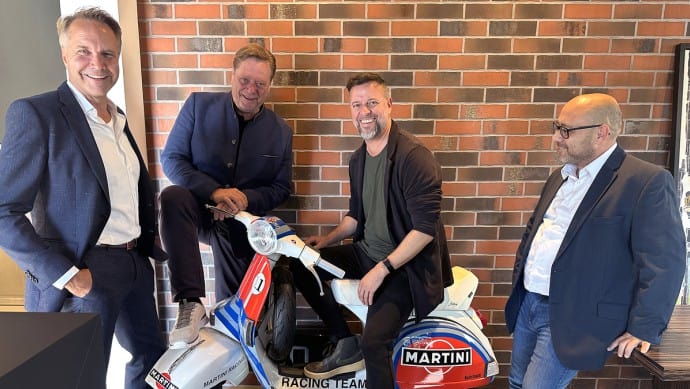 Claims Clark Team mit Rennmotorrad bei Motorsport-Event.