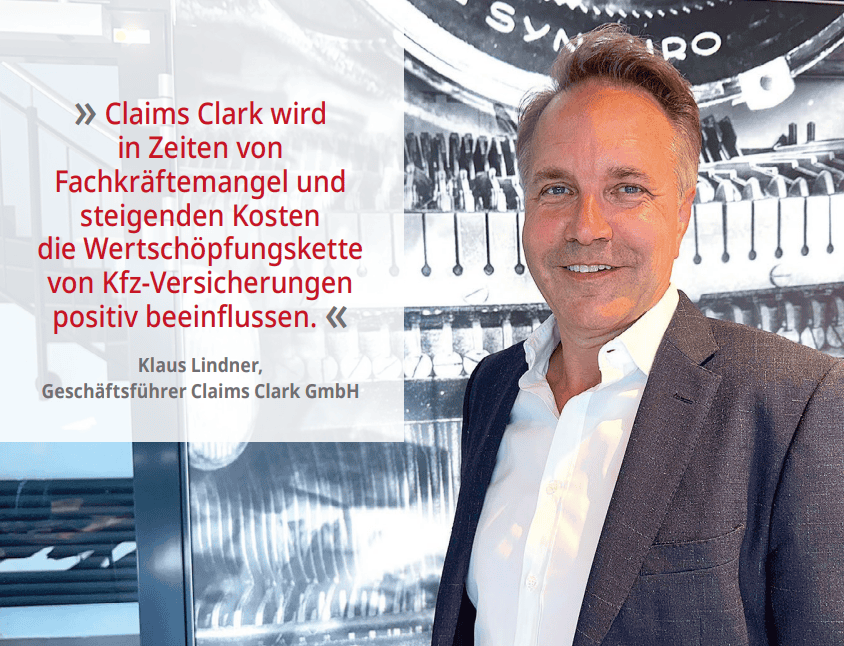 Geschäftsführer Klaus Lindner vor Claims Clark Logo in Büro.